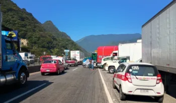 Veracruz. 27 de octubre, 2025. Veracruz: transportistas bloquean parcialmente autopista, rechazan instalación de casetas. AMEXI / FOTO: Ignacio Álvarez