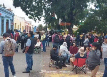 Oaxaca, 27 de octubre, 2025. Vuelve la CNTE a colapsar la ciudad de Oaxaca. AMEXI / FOTO: Oscar Rodríguez