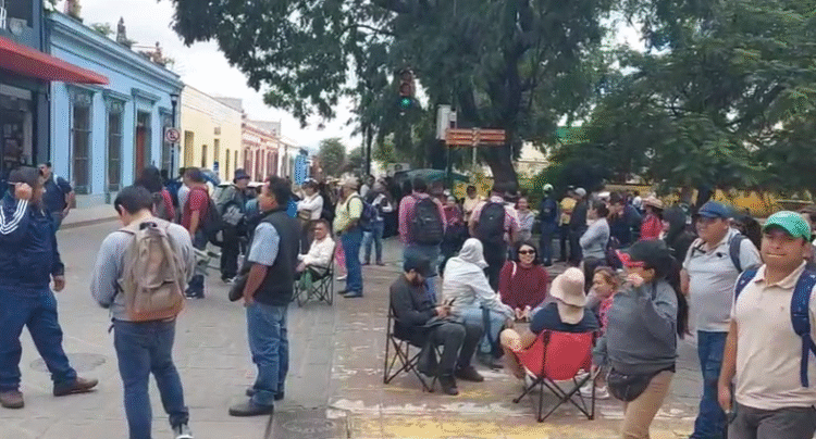 Oaxaca, 27 de octubre, 2025. Vuelve la CNTE a colapsar la ciudad de Oaxaca. AMEXI / FOTO: Oscar Rodríguez