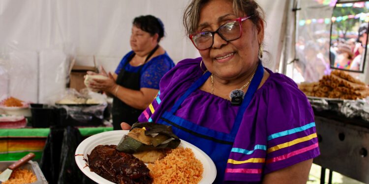 Miles disfrutan la Feria de los Moles