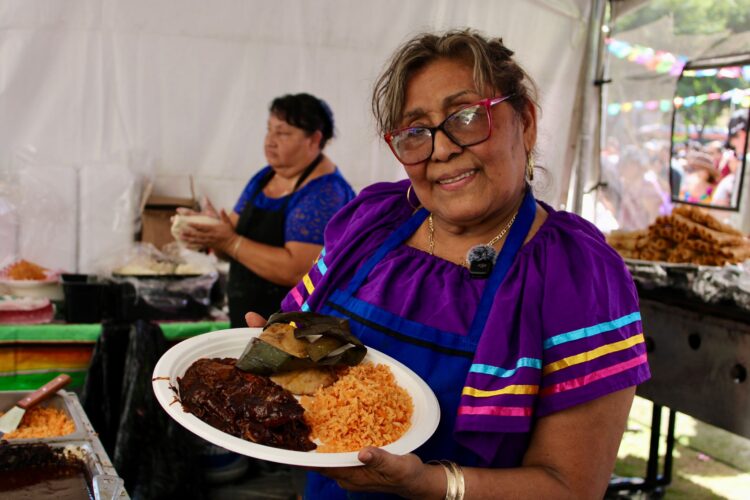 Miles disfrutan la Feria de los Moles