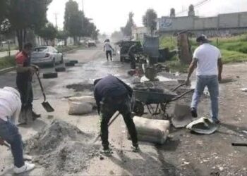 taxistas reparan baches en Almoloya de Juárez, movimiento antorchista