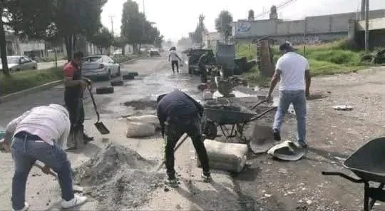 taxistas reparan baches en Almoloya de Juárez, movimiento antorchista