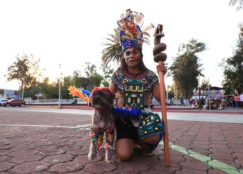 Un Día de Muertos con un espeluznante y peludo desfile de disfraces