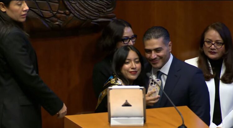 ¡Como rock star! García Harfuch fue el centro de atención entre senadoras