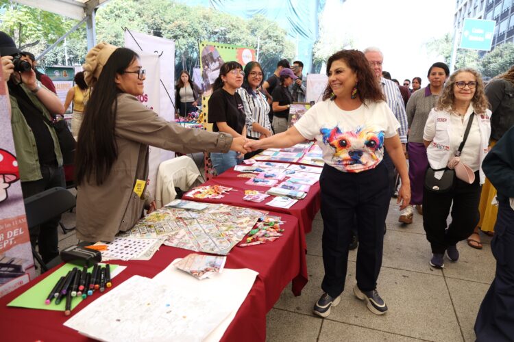 Clara Brugada en la Plaza de Tlaxcoaque. Entrega de apoyos a Juventudes por la Transformación en la CDMX.