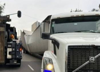 Tráiler atorado con 25 toneladas de leche bloquea Balderas.