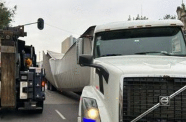 Tráiler atorado con 25 toneladas de leche bloquea Balderas.