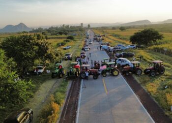 Agricultores endurecen bloqueos carreteros; califican de engañosa la propuesta del gobierno