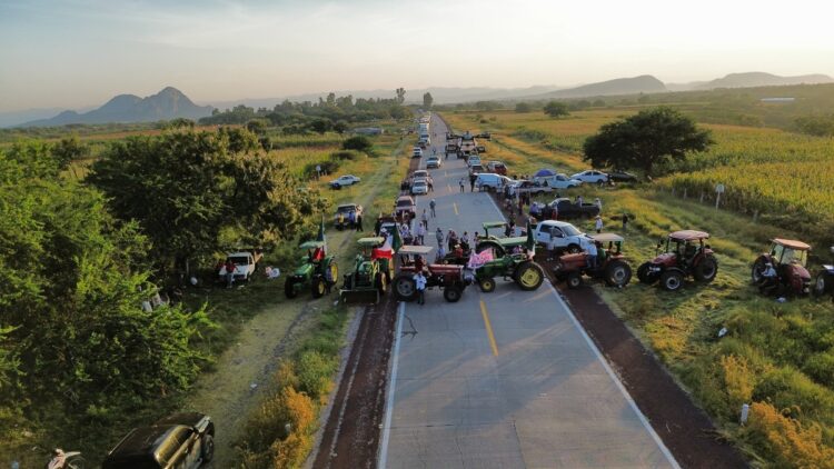 Agricultores endurecen bloqueos carreteros; califican de engañosa la propuesta del gobierno