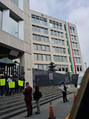 En la manifestación que se realizó en los Tribunales Colegiados en Materia Administrativa del Primer Circuito, los ejidatarios advirtieron que seguirán la lucha ante los Tribunales de la Federación