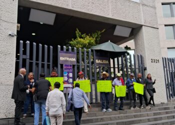 Un grupo de ejidatarios del Núcleo Agrario Lomas de Chapultepec en Acapulco, Guerrero realizaron este miércoles una manifestación  frente a las instalaciones del poder judicial