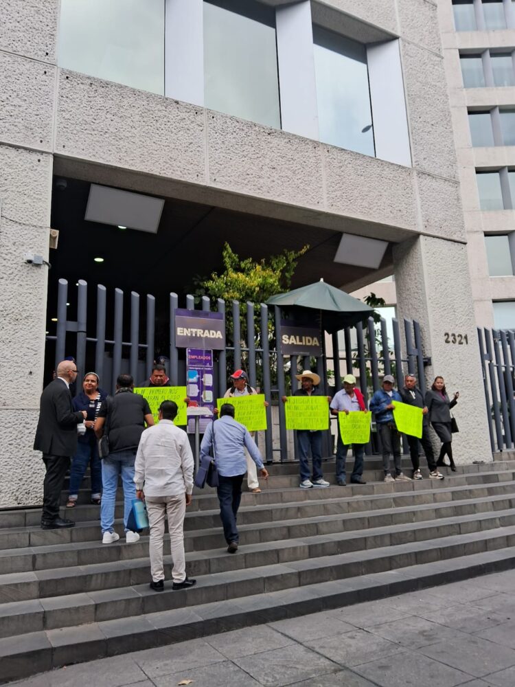 Un grupo de ejidatarios del Núcleo Agrario Lomas de Chapultepec en Acapulco, Guerrero realizaron este miércoles una manifestación  frente a las instalaciones del poder judicial