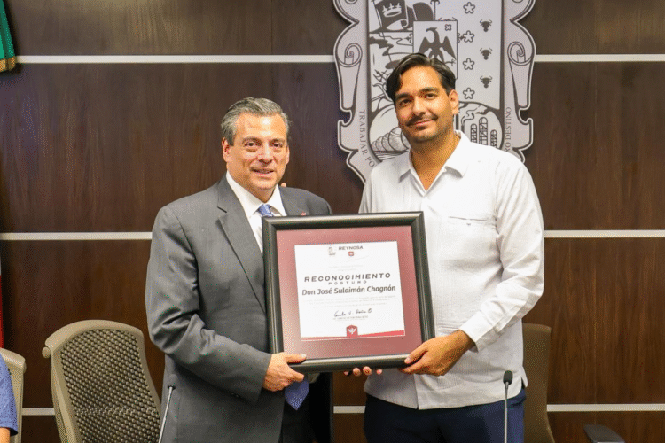 Mauricio Sulaimán recibió un reconocimiento póstumo para su papá en Reynosa. / CMB