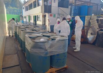 FGR destruye más de tres mil litros de precursores químicos en el Edomex utilizados en la elaboración de drogas sintéticas.