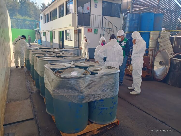 FGR destruye más de tres mil litros de precursores químicos en el Edomex utilizados en la elaboración de drogas sintéticas.