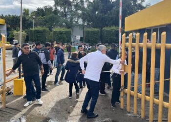 Recuperan rector y estudiantes de la UABJO sede de Ciudad Universitaria y Facultades