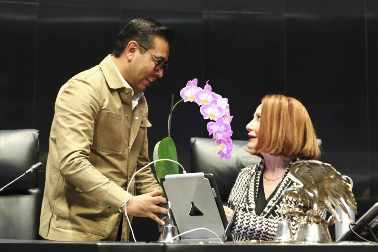 Presidenta del Senado interrumpe la sesión para felicitar a López Obrador por su cumpleaños