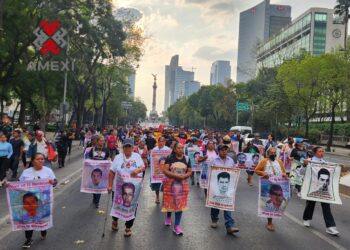 Los padres y madres de los 43 estudiantes desaparecidos por el Estado mexicano, exigen respuestas concretas a la presidenta Claudia Sheinbaum