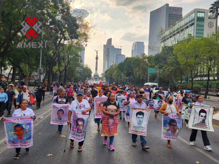 Los padres y madres de los 43 estudiantes desaparecidos por el Estado mexicano, exigen respuestas concretas a la presidenta Claudia Sheinbaum