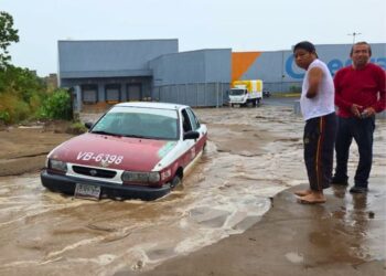 Intensas lluvias causan inundaciones, socavones y múltiples daños materiales en Veracruz. AMEXI
