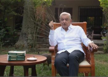 Reaparece AMLO y presenta su nuevo libro titulado Grandeza