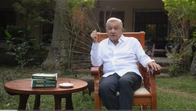 Reaparece AMLO y presenta su nuevo libro titulado Grandeza