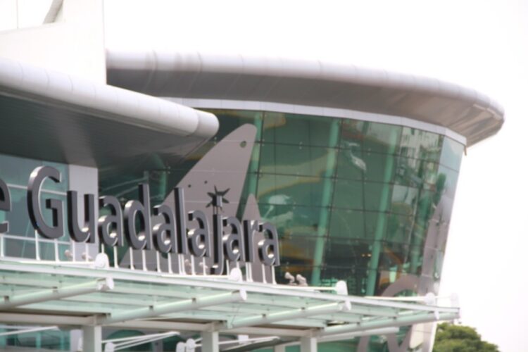 Hombre irrumpe en pista del Aeropuerto de Guadalajara; operaciones ya normalizadas