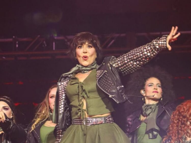 Alejandra Guzmán muestra radiografía de su columna con prótesis de titanio tras cirugía de emergencia.