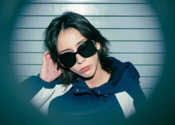 Retrato en blanco y negro de los tres integrantes de la banda mexicana Angie Monroy & The Delirium mirando hacia arriba, en una foto promocional para el lanzamiento de su EP "Te soñé".