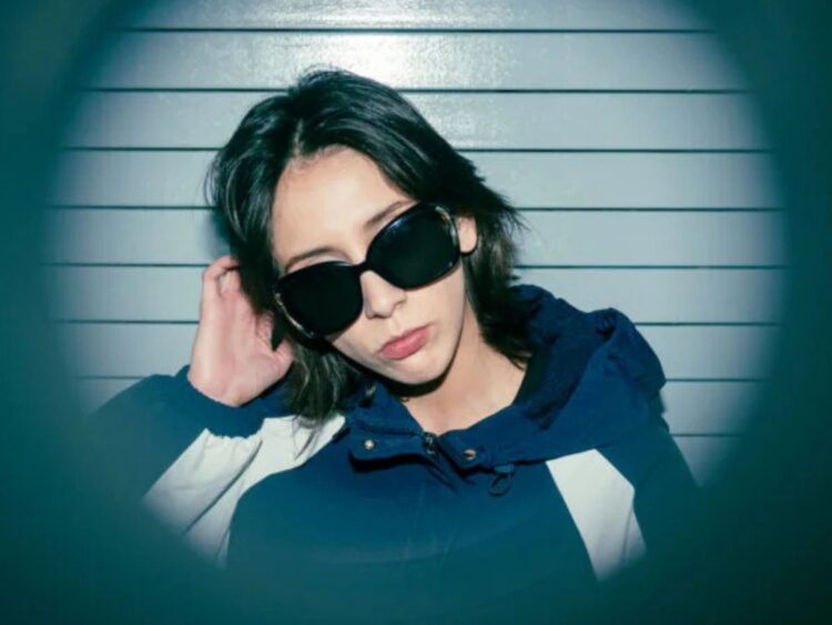 Retrato en blanco y negro de los tres integrantes de la banda mexicana Angie Monroy & The Delirium mirando hacia arriba, en una foto promocional para el lanzamiento de su EP "Te soñé".