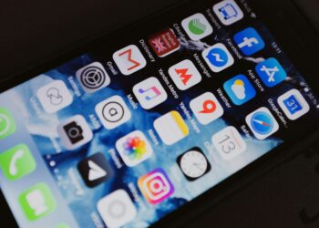 Smartphone mostrando varias apps de estilo de vida populares en México en 2025