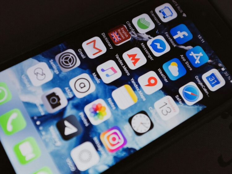 Smartphone mostrando varias apps de estilo de vida populares en México en 2025