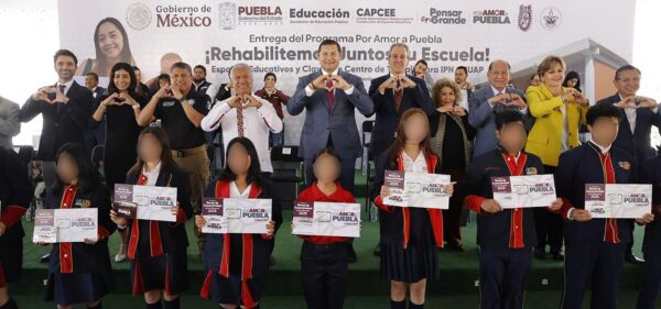 Gobierno de Puebla entrega becas de conectividad para la educación