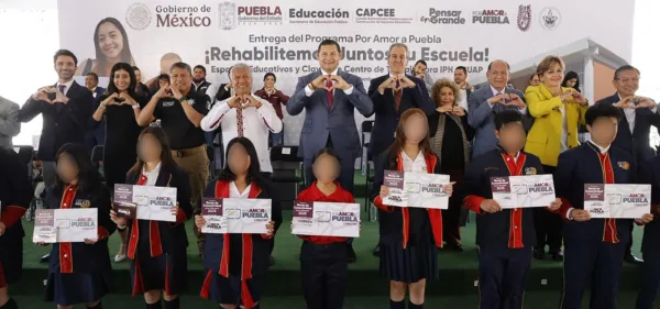 Gobierno de Puebla entrega becas de conectividad para la educación