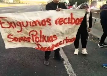 Autopista México-Puebla bloqueada por policías inconformes. AMEXI