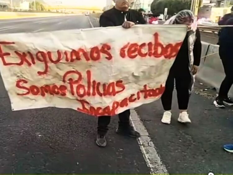 Autopista México-Puebla bloqueada por policías inconformes. AMEXI