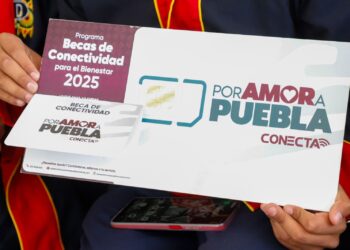 Gobierno de Puebla entrega becas de conectividad para la educación.