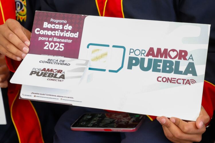 Gobierno de Puebla entrega becas de conectividad para la educación.