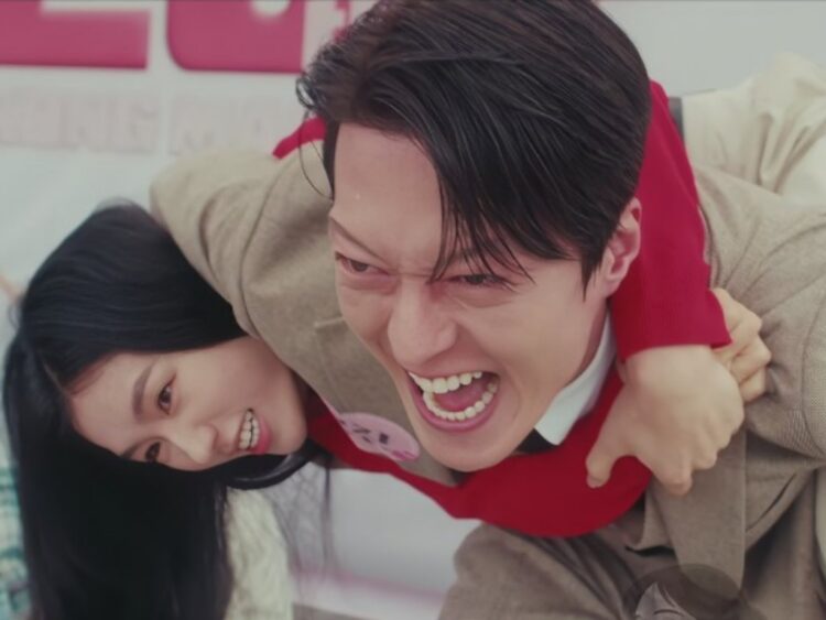 Protagonistas de Beso Dinamita compiten en el concurso por una máquina para hacer leche durante la serie de Netflix