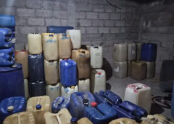 Bidones con combustible hallados en toma clandestina en Ecatepec. AMEXI Foto Especial