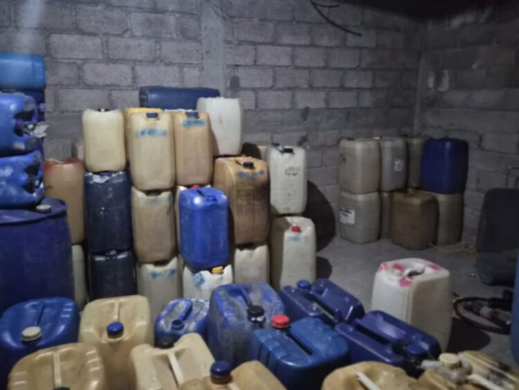 Bidones con combustible hallados en toma clandestina en Ecatepec. AMEXI Foto Especial