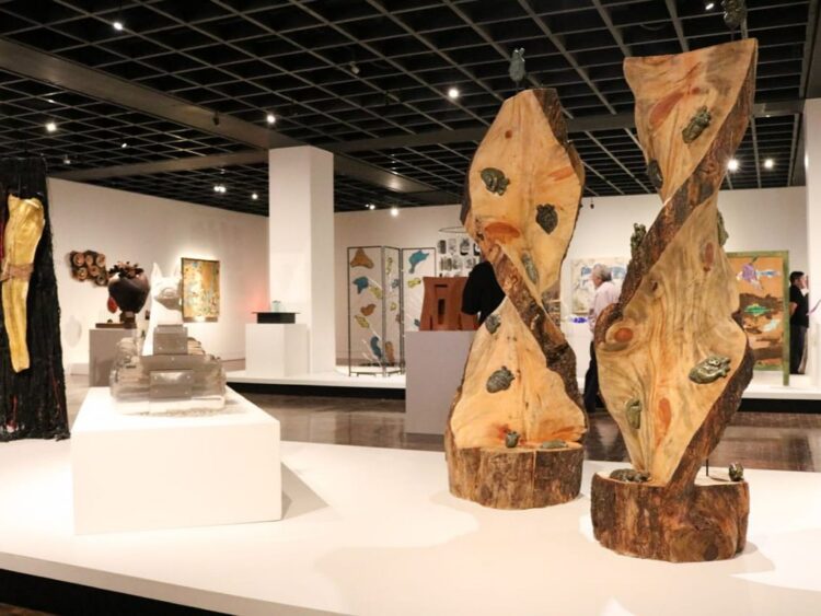 Sala de exposiciones del Museo de Arte Popular con piezas artesanales y obras contemporáneas en exhibición.