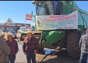Bloquean agricultores carretera