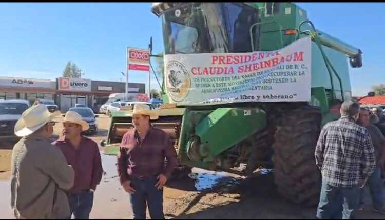 Bloquean agricultores carretera