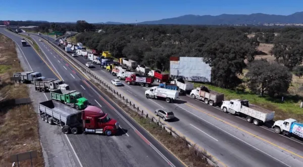 Bloquean agricultores carretera