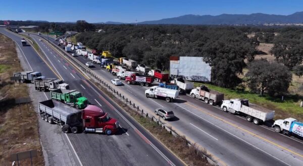 Bloquean agricultores carretera