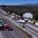 retiran los bloqueos Bloquean agricultores carretera