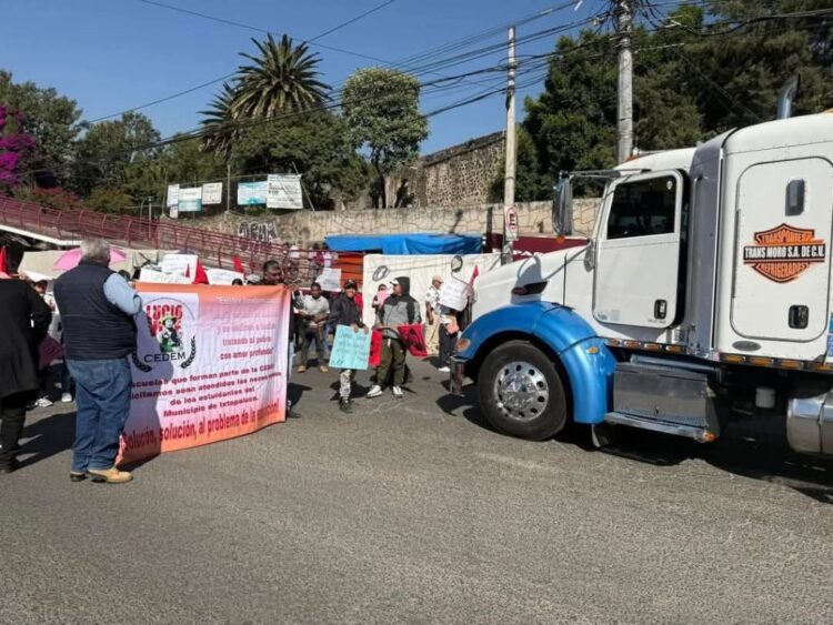 Bloquean autopista y centro de Ixtapaluca