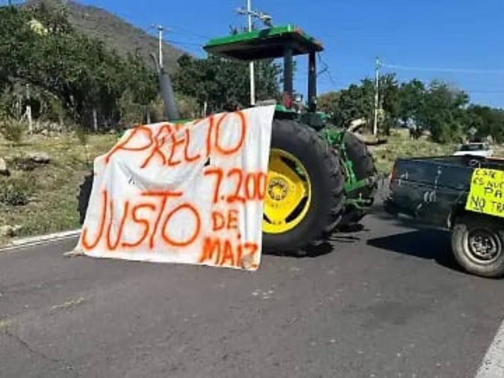Bloqueo carretero en Michoacán. AMEXI Foto Centro SICT Michoacán